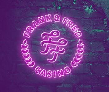 valotaulu violettia seinää vasten