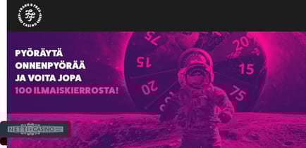 Mies kävelemässä kuussa taustallaan onnenpyörä